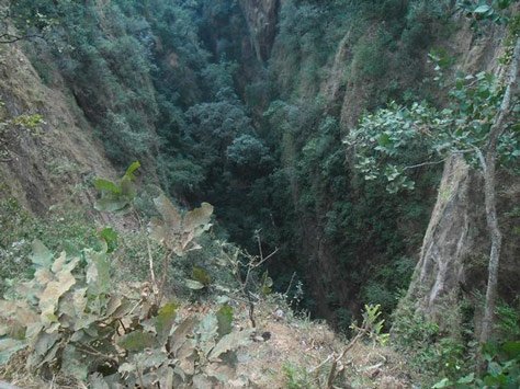 Handi Khoh viewpoint over a deep ravine