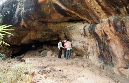 ancient-cave-paintings-at-pachmarhi